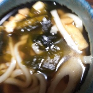 めんつゆでお手軽☆きつねと竹輪・わかめうどん